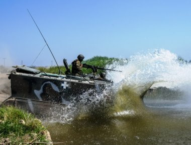 ΓΕΣ: Επιχειρησιακή εκπαίδευση Δ΄ ΣΣ με τις ΙΙ-ΧVI Μηχανοκίνητες Μεραρχίες Πεζικού στα Πλωτά Μέσα (φωτό)